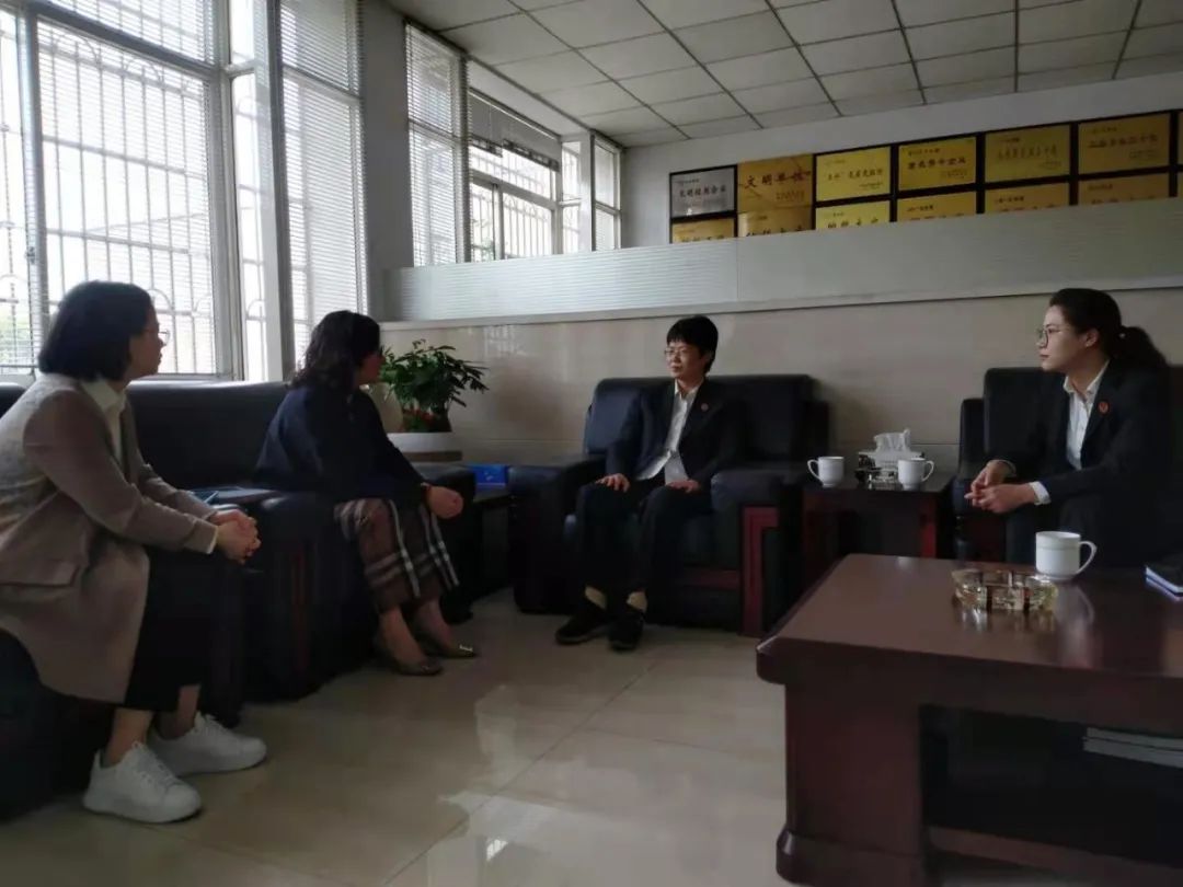 ফুল-টাইম বিচারক ঝেং ইউকিং এবং শেংঝো পিপলস কোর্টের প্রেসিডেন্ট ডু হ্যাংলি আমাদের কাজ পরিচালনা করতে আমাদের কোম্পানিতে এসেছিলেন